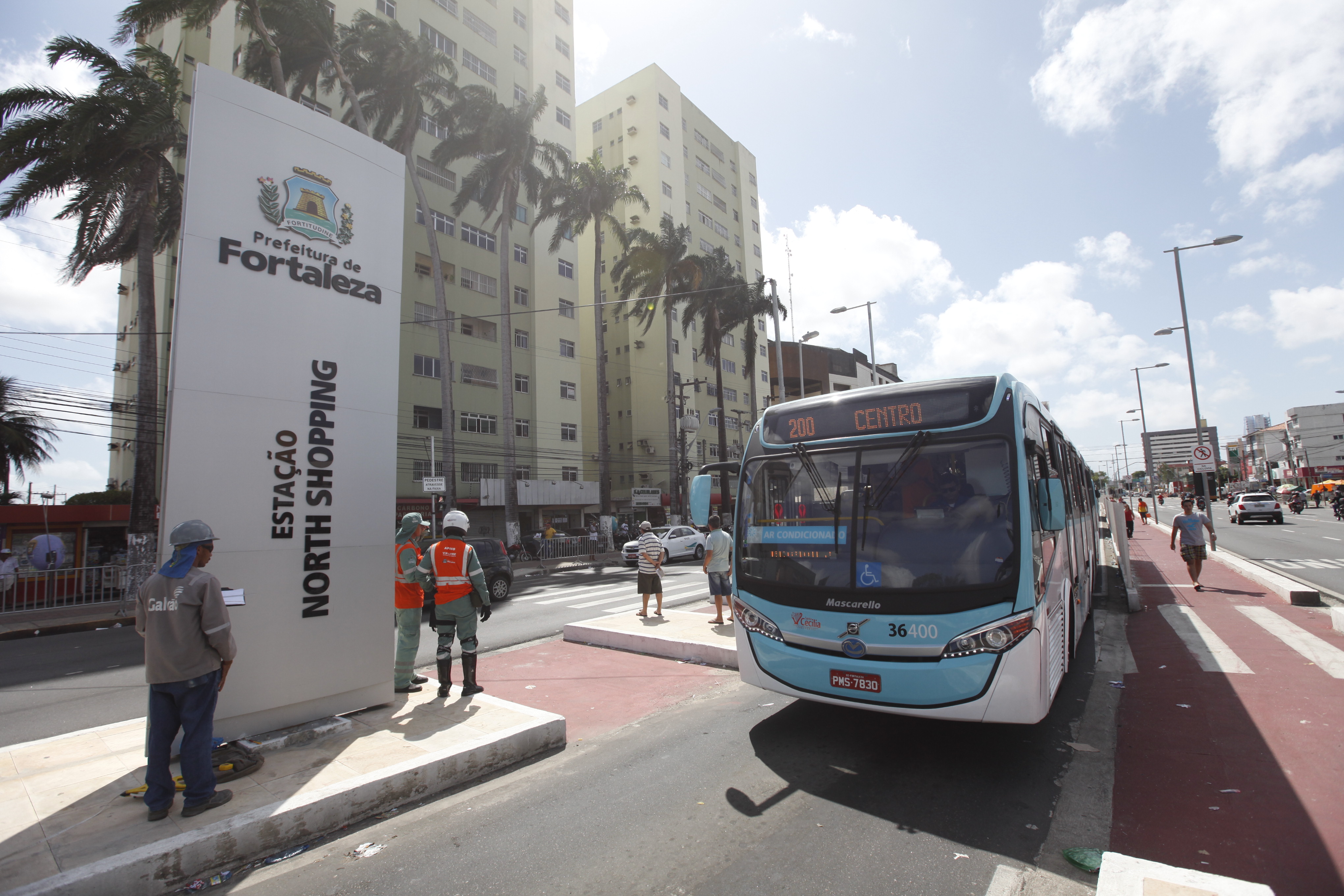 ônibus em uma parada de ônibus da avenida bezerra de menezes